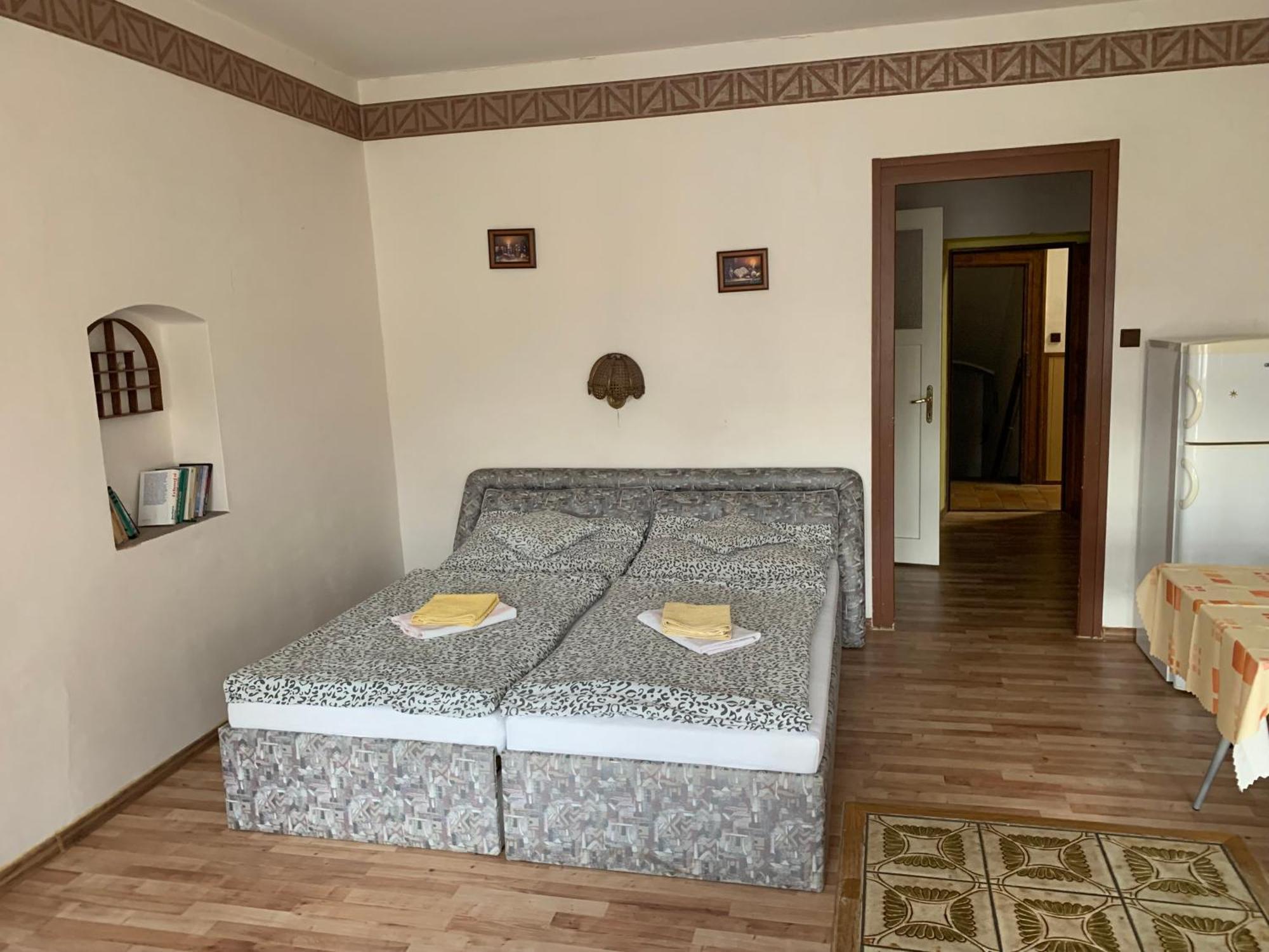 Restaurace A Penzion Podloubi Opočno Dış mekan fotoğraf