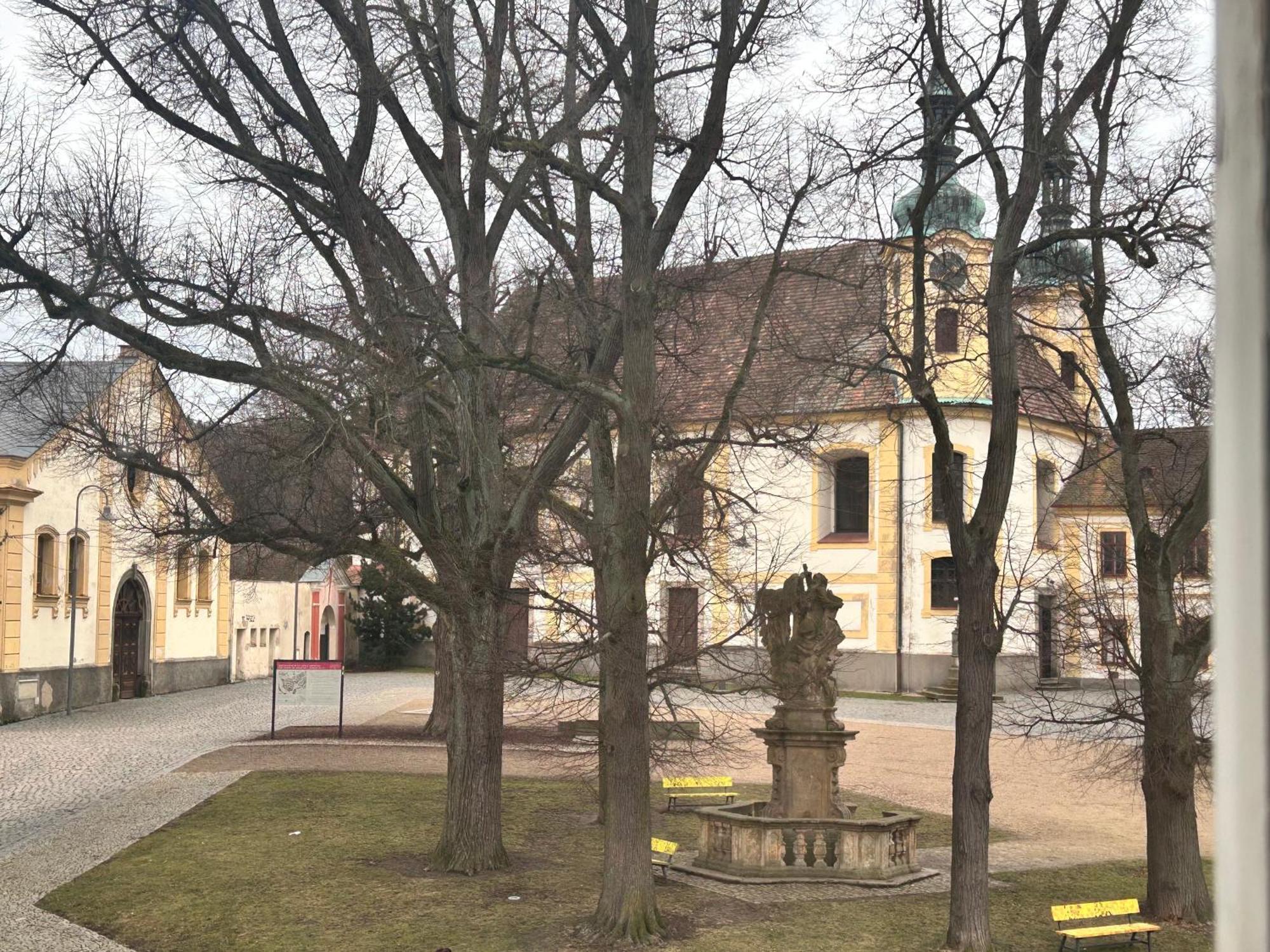 Restaurace A Penzion Podloubi Opočno Dış mekan fotoğraf